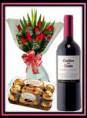 Ramo de rosas con botella y bombones 